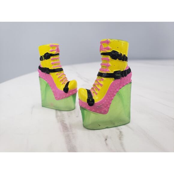 BRATZ Yasmin Action Heroez Girls Toy Doll REPLACEMENT SHOES FEET BOOTS - Picture 1 of 4